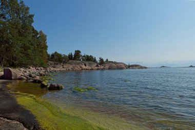 Bir yaz günü, Finlandiya, Espoo, Krmesaari adasında Rocky sahili..