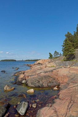 Kayalık deniz kıyısında bir yaz günü Kaarmesaari adasında, Espoo, Finlandiya.