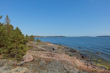 Kayalık deniz kıyısında bir yaz günü Kaarmesaari adasında, Espoo, Finlandiya.