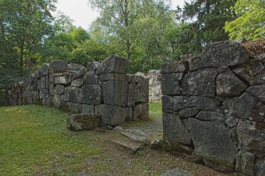 Yazın Kaupunginpuisto parkındaki eski taş kalıntıları, Hmeenlinna, Finlandiya.