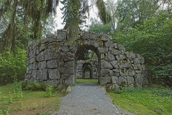 Yazın Kaupunginpuisto parkındaki eski taş kalıntıları, Hameenlinna, Finlandiya.