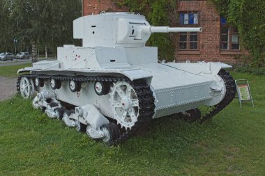 Eski 2. Dünya Savaşı tankı kışın (boyalı beyaz) kamuflaj.
