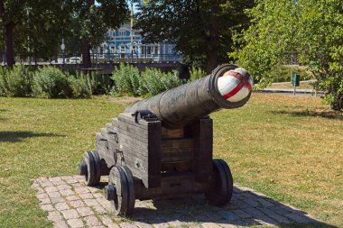 Eski antika dökme demir top parkta..