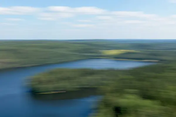 ICM 'nin kasıtlı kamera hareketi, Aulanko, Hmeenlinna, Finlandiya' daki gölün yazın soyut manzara görüntüsü.