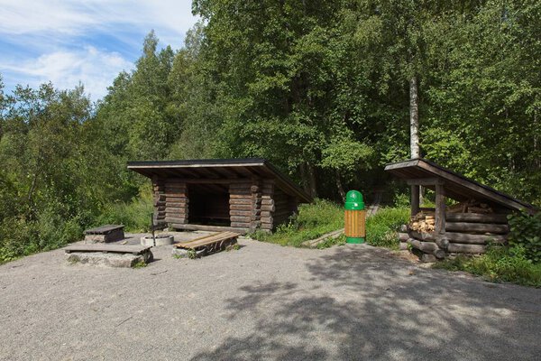 Костер и укрытие на природной тропе у реки Вантаанйоки летом, Милликоски, Нурмиярви, Финляндия.