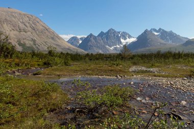 Dağların manzarası ve Blvatnet 'ten Lenangsbreen buzulu Yazın Lyngen, Norveç.