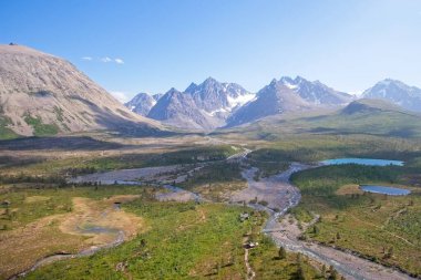 Blvatnet 'in havadan görüntüsü baş ve dağlar, Lattervik, Norveç.