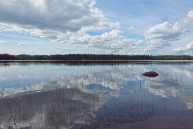 Göl yüzeyine yansıyan bulutlu Meiko gölü manzarası, Meiko doğa rezervi, Kirkkonummi, Finlandiya.
