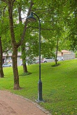 Yazın şehir parkında lamba direği.