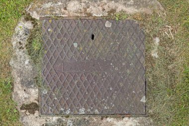 Eski püskü metal rögar kapağı yerde..