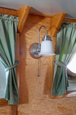 İçerideki eski bir gemi lambasına yakın çekim.