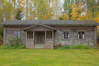 Geleneksel olarak sonbahar havasında ahşap bina..