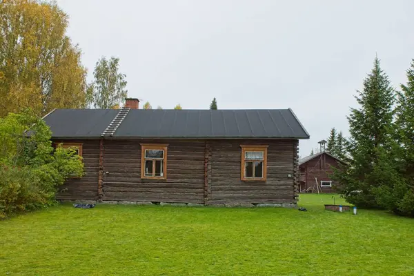 Kırsalda eski ahşap bina Bulutlu sonbahar havasında.