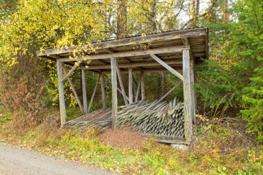 Sığınakta eski ahşap kazık yığını.