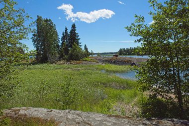 Yaz mevsiminde gökyüzünde bulutlar olan deniz manzarası, Finlandiya 'nın Lovo bölgesinde..