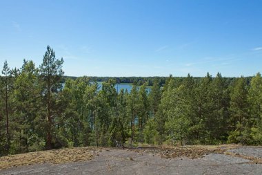 Yaz mevsiminde Finlandiya 'nın Lv kentindeki açık gökyüzü ile deniz ve adalara manzara.