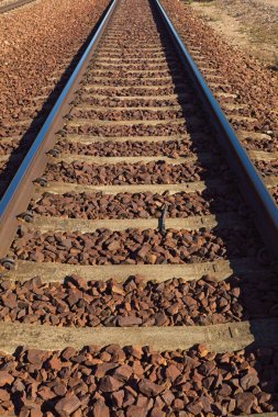 Tren raylarının manzarası rayları ve uyuyanları gösteriyor..