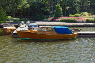 Eski ahşap zevk motorlu teknesi yazın limana demirlemiş..