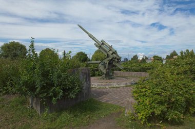 Kotka, Finlandiya 'da bulutlu yaz havasında eski bir ww2 uçaksavar merasimi.