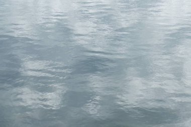 Deniz yüzeyinde yansıma.