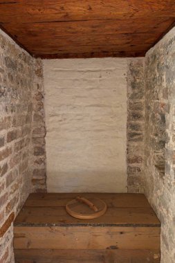 Ortaçağ taşından bir şatonun eski ahşap tuvaletine yakın..