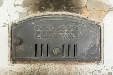 Terk edilmiş bir binanın eski demir fırın kapısı..