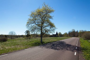 Açık bahar havasında kırmızı granit asfalt yol, Ahvenanmaa, Finlandiya.
