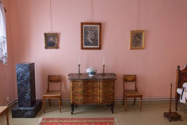 Pembe duvarlı eski moda mobilyalar.