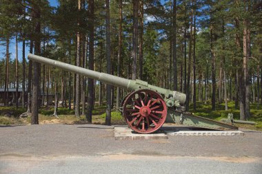 Hanko Cephe Müzesi, Finlandiya 'da 2. Dünya Savaşı' ndan kalma eski bir top..