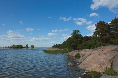 Güneşli yaz mevsiminde gökyüzünde bulutlar, Hanko, Finlandiya.