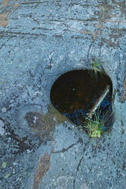 Dev bir su ısıtıcısı, buzul çukuru, dev bir kazan ya da buz tabakasının altında kaya kuyusu kazılmış küf çukuru, Hanko, Finlandiya.