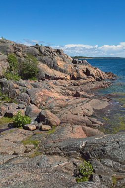 Güneşli sonbahar havasında Rocky sahili, Hanko, Finlandiya.