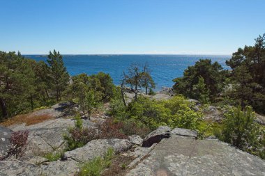 Güneşli sonbahar havasında Rocky sahili, Hanko, Finlandiya.