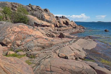 Güneşli sonbahar havasında Rocky sahili, Hanko, Finlandiya.