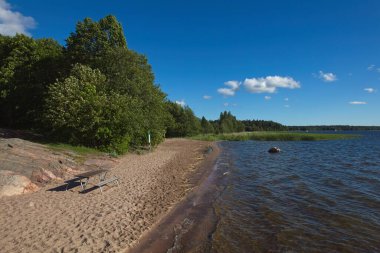 Sonbaharda kumsal manzaralı gökyüzünde bulutlar, Tammisari, Finlandiya.