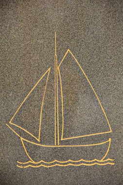 Mezarlıktaki bir mezar taşına kazınmış bir yelkenli sembolü..