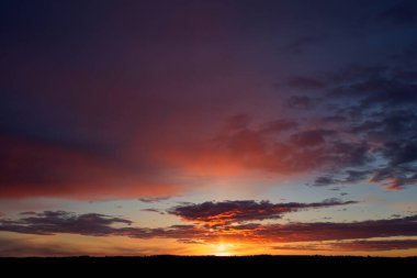 Baharda, Finlandiya, Vaasa 'da, deniz kıyısında bulutlu gün batımı.