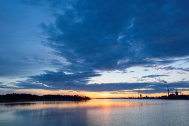 Baharda, Finlandiya, Vaasa 'da, deniz kıyısında bulutlu gün batımı.