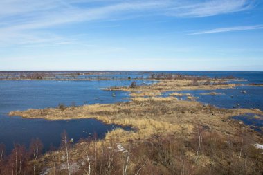 Raippaluoto adasındaki deniz manzarası bulutlu bahar havasında gözlem kulesinden, Vaasa, Finlandiya.