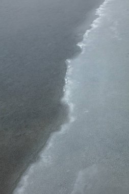 Bulutlu kış havasında donmuş buzla kaplı deniz, Porkkala, Kirkkonummi, Finlandiya.