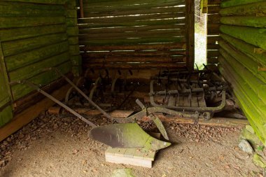 İlkbaharda Myllykoski 'deki Vantaanjoki nehri üzerindeki yürüyen köprü manzarası, Nurmijarvi, Finlandiya.