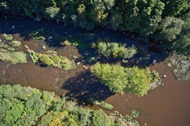 Sonbaharda Ruutinkoski 'deki Vantaanjoki nehrinin havadan görünüşü, Helsinki, Finlandiya.