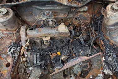 Yanmış bir arabanın motoru.