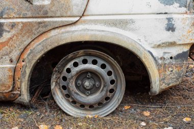 Lastiği yanmış bir tekere yakın çekim..