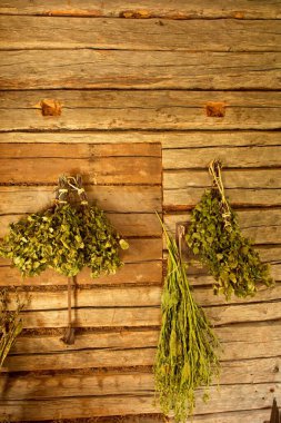 Ahşap duvarda asılı geleneksel banyo çırpıcıları.