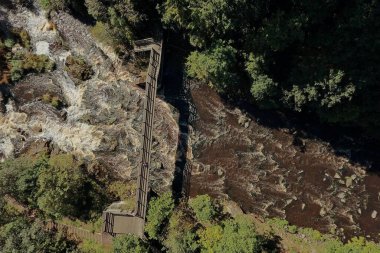 İlkbaharda Myllykoski 'deki Vantaanjoki nehri üzerindeki yürüyen köprü manzarası, Nurmijarvi, Finlandiya.