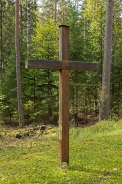 Doğada yıpranmış ahşap haçın yakın çekimi.