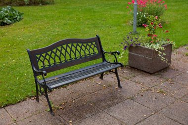 Mezarlıktaki eski ahşap bankta..