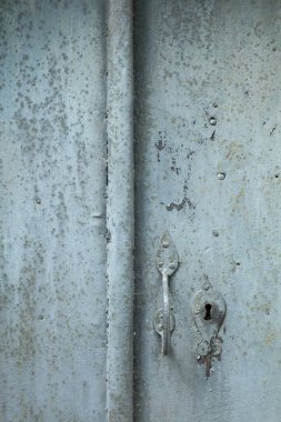 Yıpranmış eski metal kapı kolu ve kilidi olan..