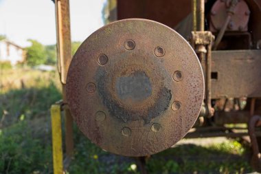 Ön taraftaki eski, yıpranmış ve paslı tren tamponuna yakın çekim..